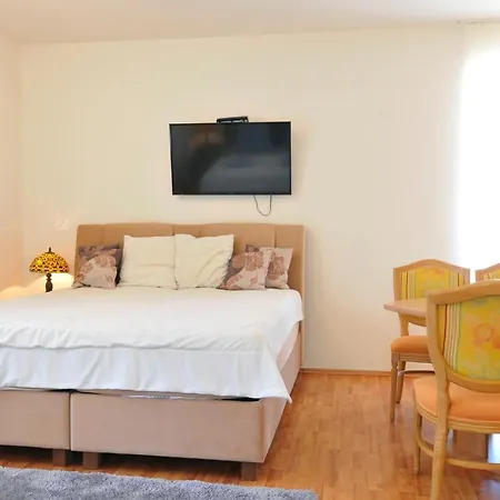 Farkas Apartment *